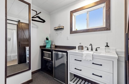 West Yellowstone Hotel | Modern King Suite Lazy Duck Inn #29, just 1 minute from Yellowstone!