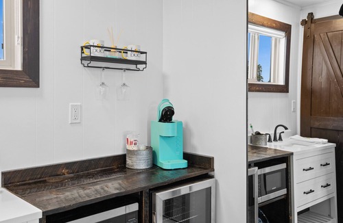 West Yellowstone Hotel | Modern King Suite Lazy Duck Inn #29, just 1 minute from Yellowstone!