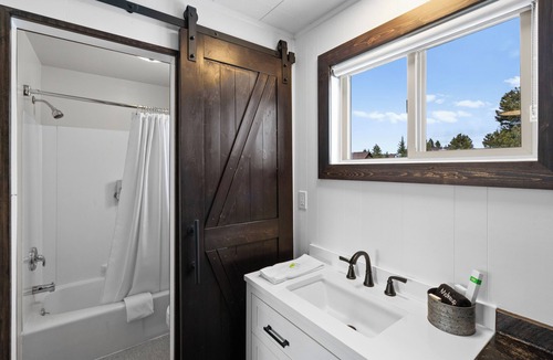 West Yellowstone Hotel | Modern King Suite Lazy Duck Inn #29, just 1 minute from Yellowstone!