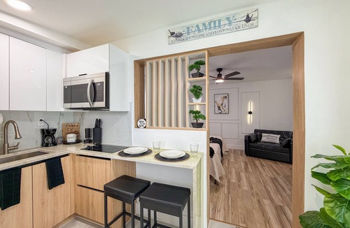 Pembroke Pines Apartment | Modern King Suite Cozy Sofa Bed Near Everything