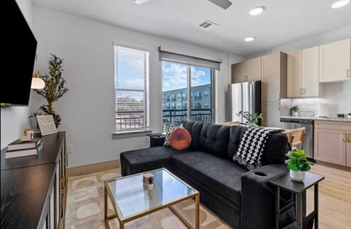 Scofield Farms Apartment | Modern King Suite Downtown Austin + Wi-Fi NEW