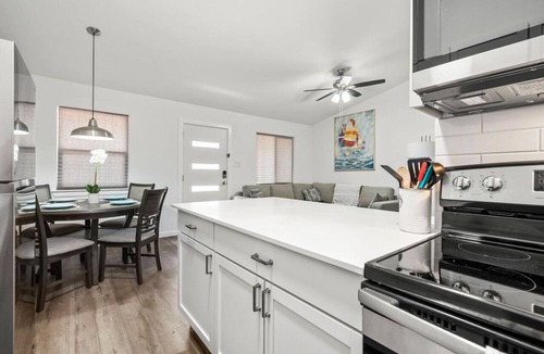 Austin Apartment | Modern King Suite - Easy Checkin