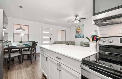 Austin Apartment | Modern King Suite - Easy Checkin