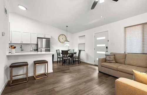 Austin Apartment | Modern King Suite - Easy Checkin