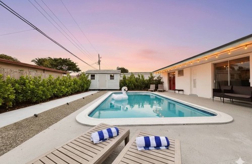 Pembroke Pines Apartment | Modern King Suite Cozy Sofa Bed Near Everything