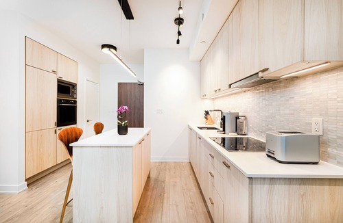 Wellington Place Condo | Modern King West Condo | Central + Free Parking