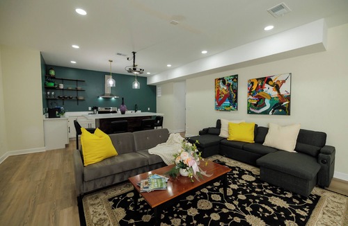 Acworth Apartment | Modern Kitchen 3BR BSMT Priv back Entry Near Lake