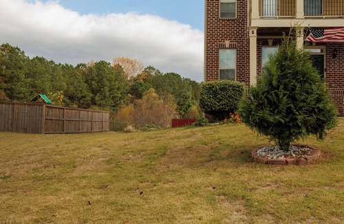 Acworth Apartment | Modern Kitchen 3BR BSMT Priv back Entry Near Lake