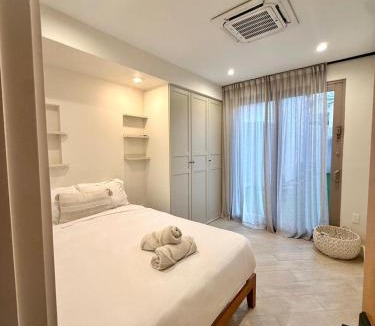 Los Angeles House | Modern LA Villa 5BR Home with Private Pool & Yard