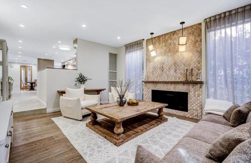 Los Angeles House | Modern LA Villa 5BR Home with Private Pool & Yard