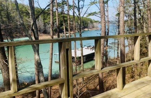 Bee Branch Cabin | Modern Lake Cabin with great views of the Solar Eclipse!