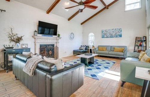 Blue Bell Estates House | Modern Lake Conroe House w/Lakefront Park & Deck!