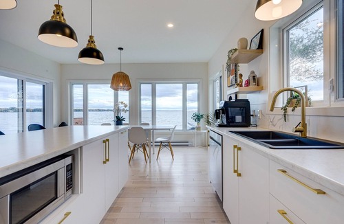 Venise-en-Quebec Villa | Modern Lake House with Spa on Champlain Lake, Venise-en-Québec