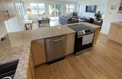 Sudbury Cottage | Modern lake house 20 minutes from the city.