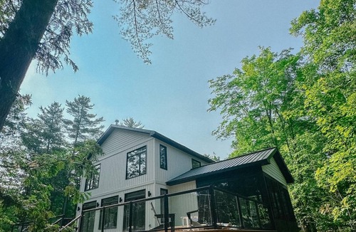 Lanark Highlands House | Modern Lake House on White Lake