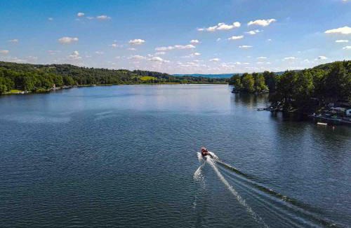 Hamilton House | Modern Lake Retreat, Sleeps 8, 5 min to Colgate