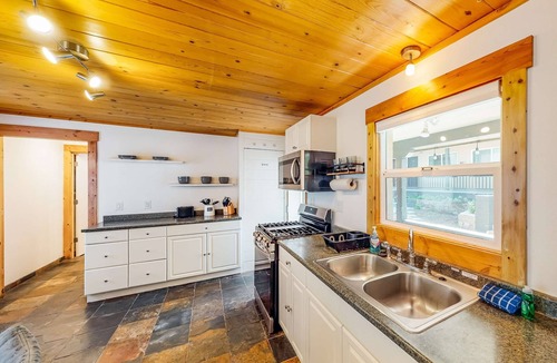 Kings Beach Ski Chalet | Modern lake-view hotel - all eight rooms - dog-friendly - near beach & golf