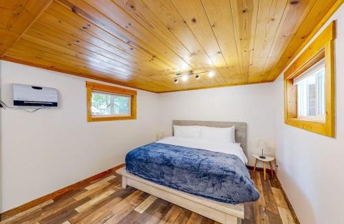 Kings Beach Ski Chalet | Modern lake-view hotel - all eight rooms - dog-friendly - near beach & golf