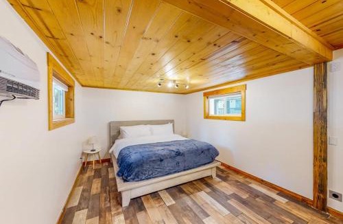 Kings Beach Ski Chalet | Modern lake-view hotel - all eight rooms - dog-friendly - near beach & golf