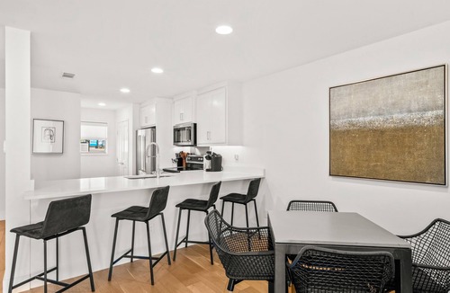 Malakoff House | Modern lake view townhome with W/D, dog friendly