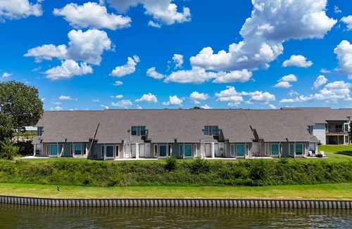 Malakoff House | Modern lake view townhome with W/D, dog friendly