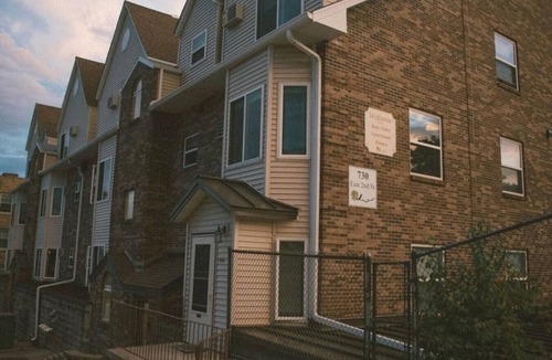 East Hillside Apartment | Modern Lake Walk Apartment Near Hospitals
