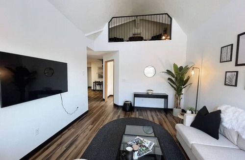 East Hillside Apartment | Modern Lake Walk Apartment Near Hospitals