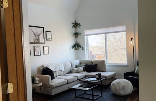East Hillside Apartment | Modern Lake Walk Apartment Near Hospitals