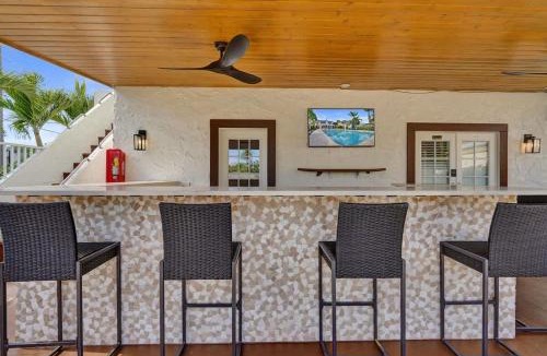 Mango Groves Apartment | Modern Lake Worth Suite 2 Queen & Pool Access