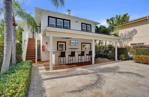 Mango Groves Apartment | Modern Lake Worth Suite 2 Queen & Pool Access