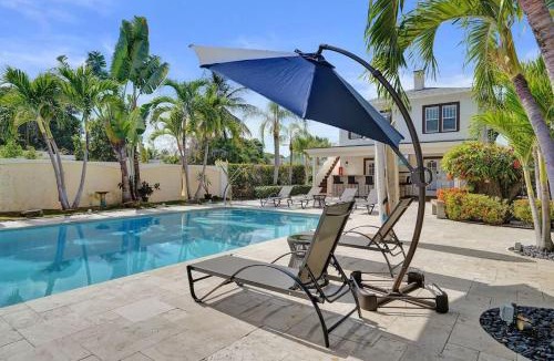Mango Groves Apartment | Modern Lake Worth Suite 2 Queen & Pool Access