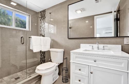 Mango Groves Apartment | Modern Lake Worth Suite 2 Queen & Pool Access