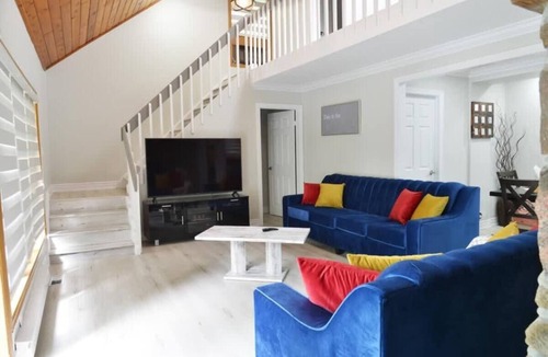 Dongola Hotel | Modern Lakefront Family Cottage + BBQ & Games
