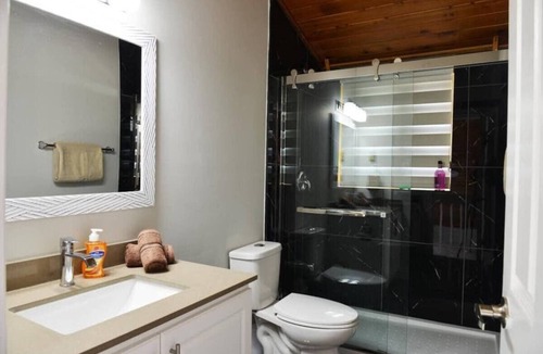Dongola Hotel | Modern Lakefront Family Cottage + BBQ & Games
