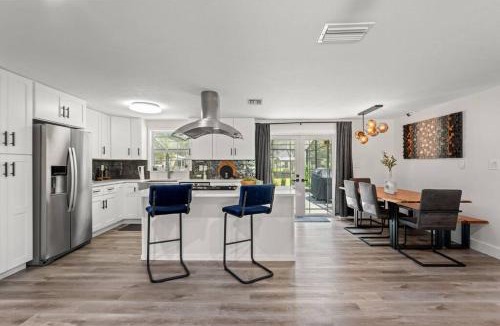 Lutz Villa | Modern Lakefront Pool Home