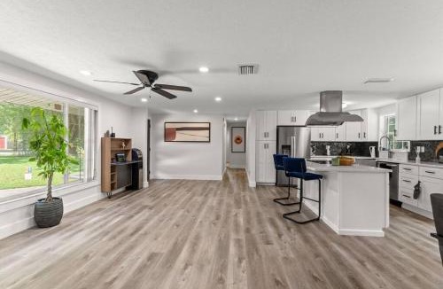 Lutz Villa | Modern Lakefront Pool Home