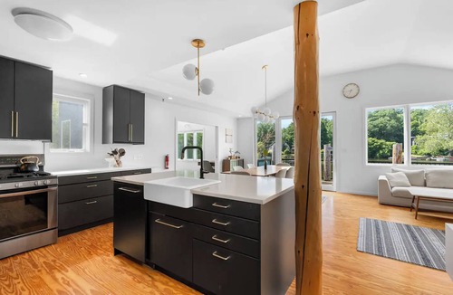 Saugerties South House | Modern Lakefront Retreat