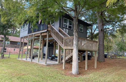 Lake Houston House | Modern Lakefront Treehouse with Pedal boat, 2 Kayaks, Sun Deck and Arcade