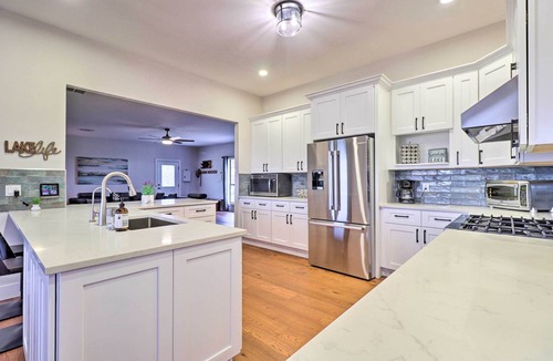 Granger House | Modern Lakehouse w/Stunning Views & Hot Tub!