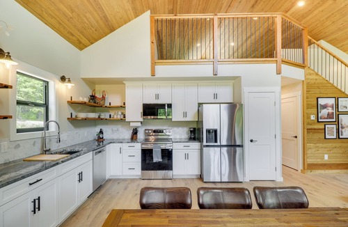 Lakeside Cottage | Modern Lakeside Cabin w/Mountain Views & Hot Tub!