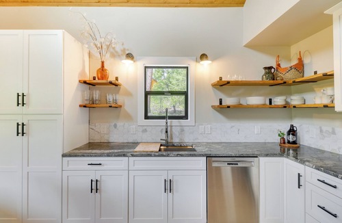 Lakeside Cottage | Modern Lakeside Cabin w/Mountain Views & Hot Tub!