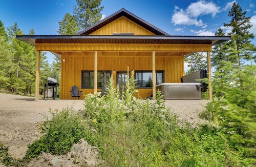 Lakeside Cottage | Modern Lakeside Cabin w/Mountain Views & Hot Tub!