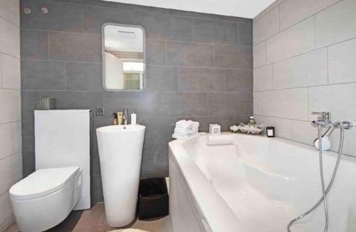 Altendorf Apartment | modern lakeside flat with pool access - 80m2