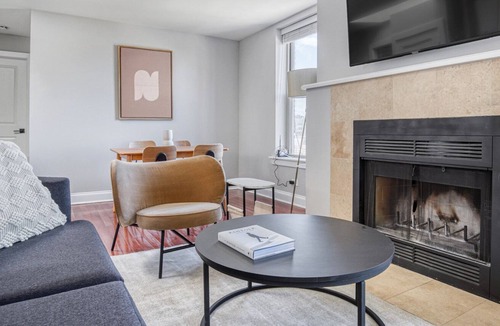 Lakeview Apartment | Modern Lakeview 2BR w/ Patio, W/D, walk to Wrigley Field, by Blueground