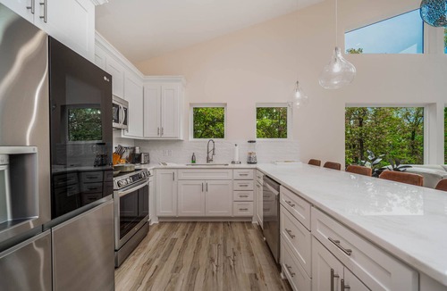 Dogwood Cabin | Modern Lakeview Escape