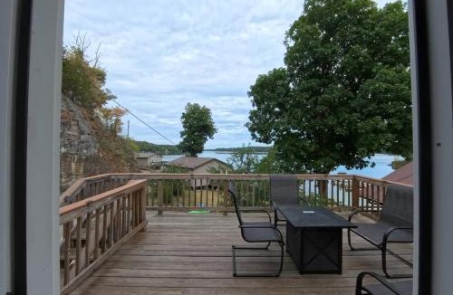 Hammond House | Modern Lakeview Escape