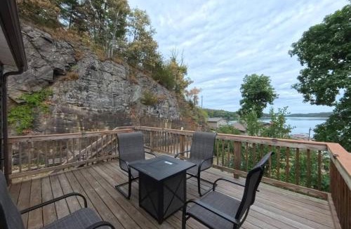 Hammond House | Modern Lakeview Escape