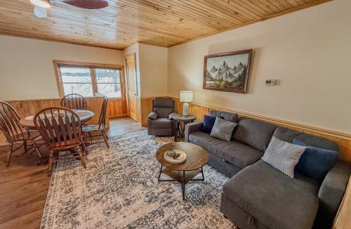 Hammond House | Modern Lakeview Escape