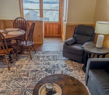 Hammond House | Modern Lakeview Escape