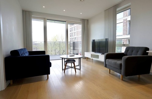 Walworth Condo | Modern & Large 1b Apt with Balcony & Courtyard